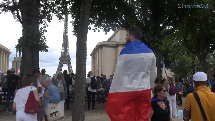 Au Trocadéro, des dizaines de milliers de manifestants contre le passe sanitaire : reportage