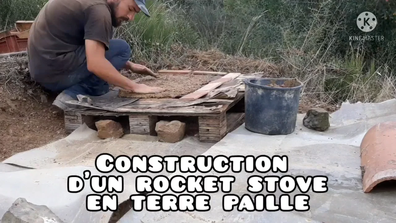 Construction d’un rocket stove en terre paille 🌱